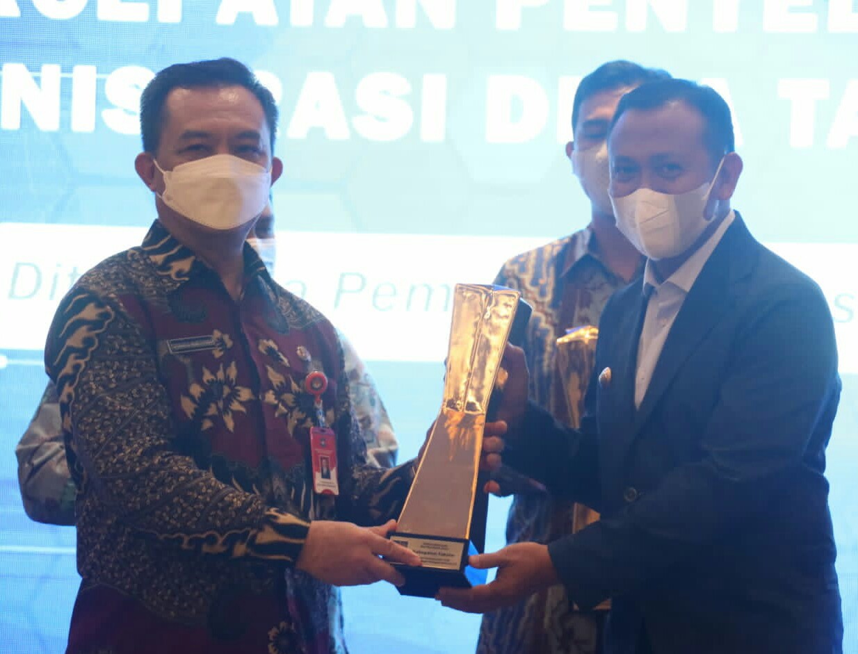 Bupati Takalar Terima Award Jurnal Sepernas