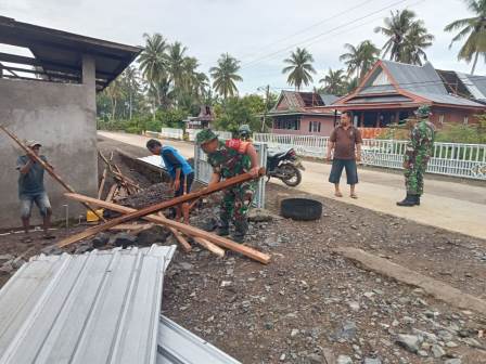 Koramil Cabenge Benahi Rumah Warga Akibat Angin Puting Beliung Jurnal